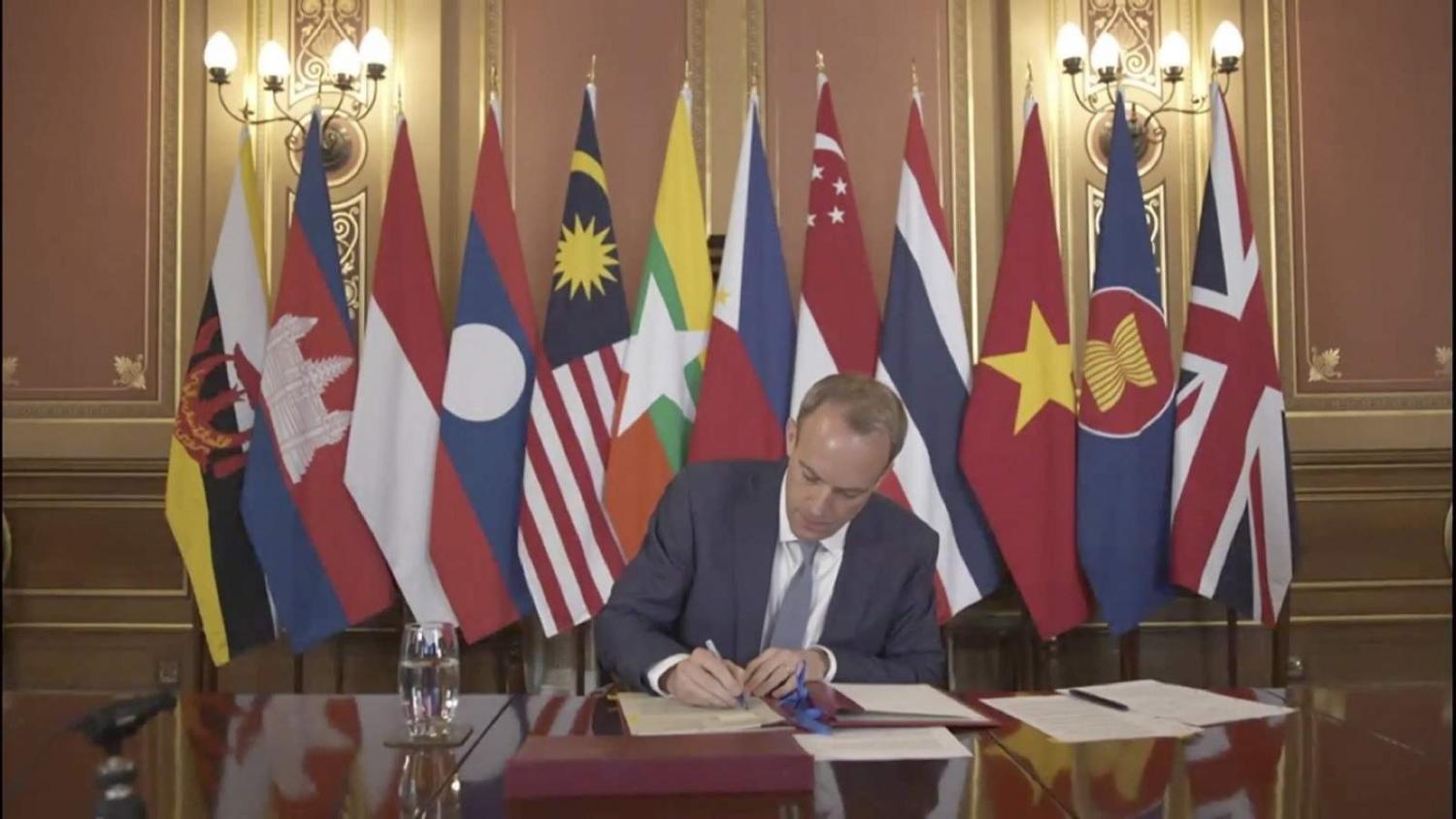 UK Foreign Secretary Dominic Raab co-signs the conferment of the UK to ASEAN Dialogue Partner Status, decided at the 54th ASEAN Foreign Ministers’ Meeting (AMM), 2 August 2021 (ASEAN Secretariat/Kusuma Pandu Wijaya/Getty Images)