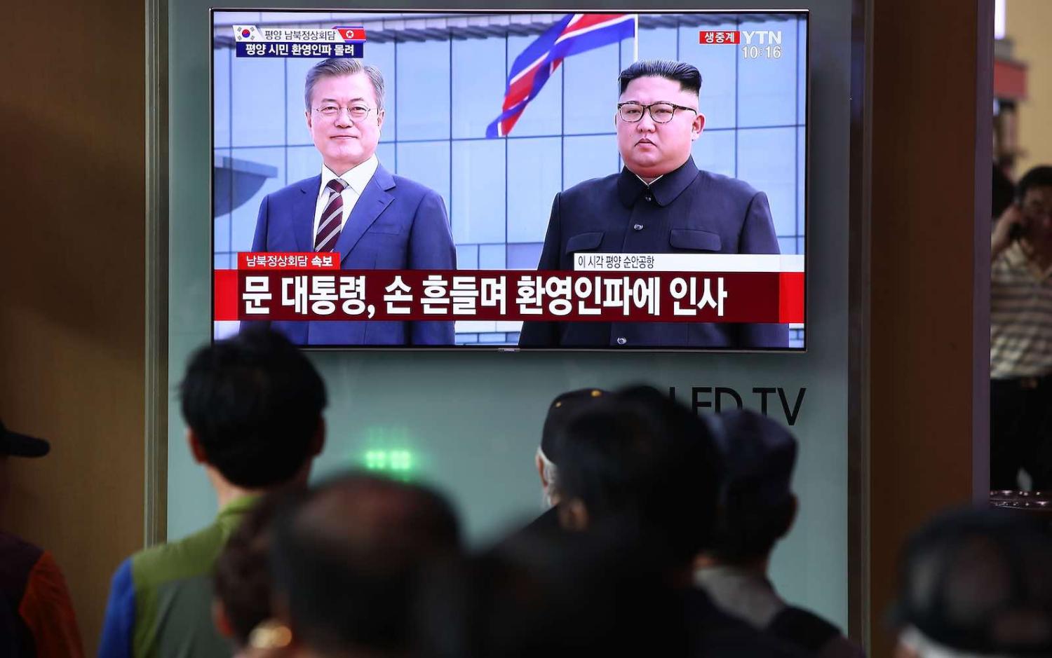 South Koreans watch a television broadcast reporting President Moon Jae-in meeting with North Korea’s Kim Jong-un on 18 September (Photo: Chung Sung-Jun/Getty) 