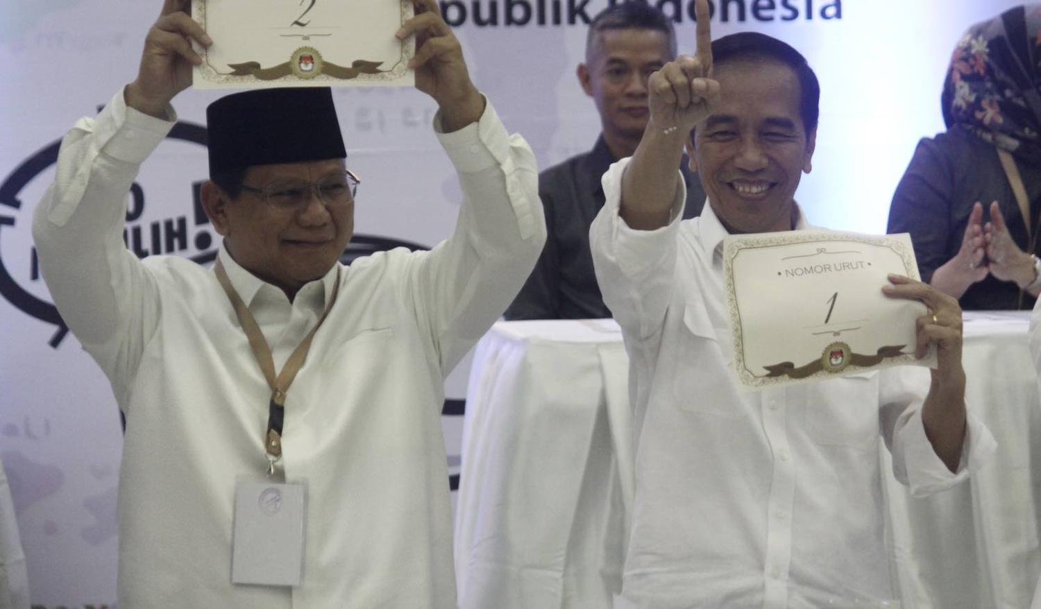 Indonesian President Joko Widodo (right) and candidate Prabowo Subianto draw ballot numbers in September (Photo: Aditya Irawan via Getty)