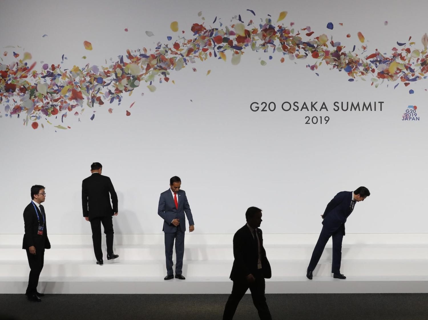 Indonesian President Joko Widodo and Japanese Prime Minister Shinzo Abe check their positions before a photo session at the G20 summit (Photo: Kim Kyung-Hoon via Getty)