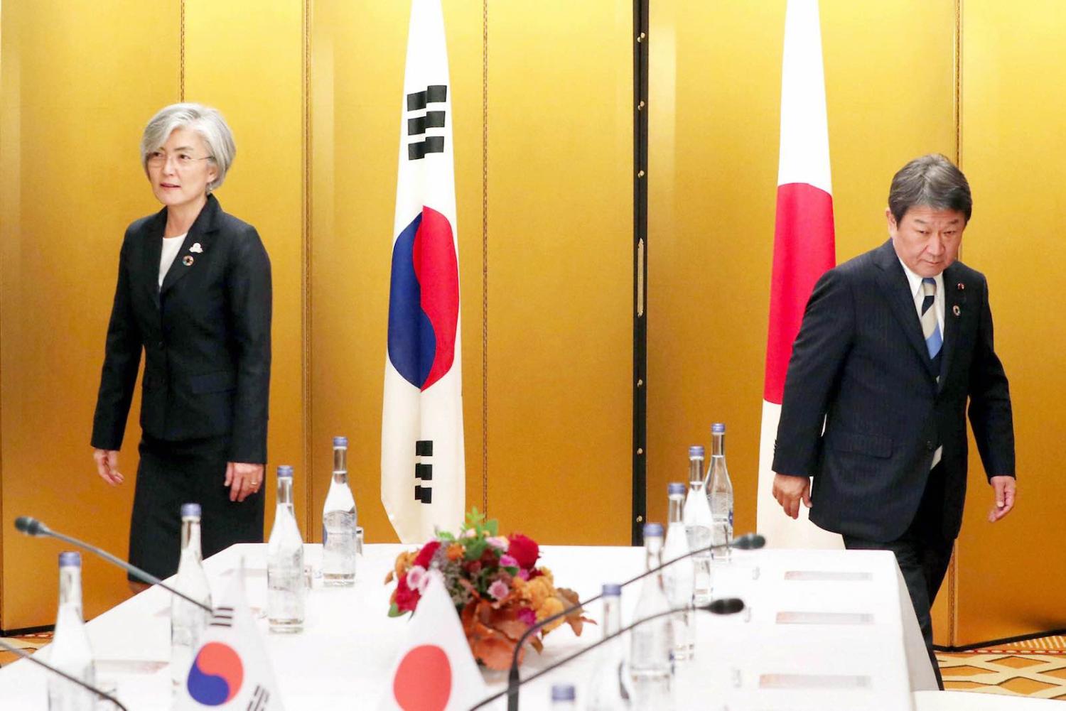 South Korean Foreign Minister Kang Kyung-wha (L) and Japanese Foreign Minister Toshimitsu Motegi meeting on the sidelines of the G20 Foreign Ministers Meeting, 23 November 2019 in Nagoya, Japan (The Asahi Shimbun via Getty Images)