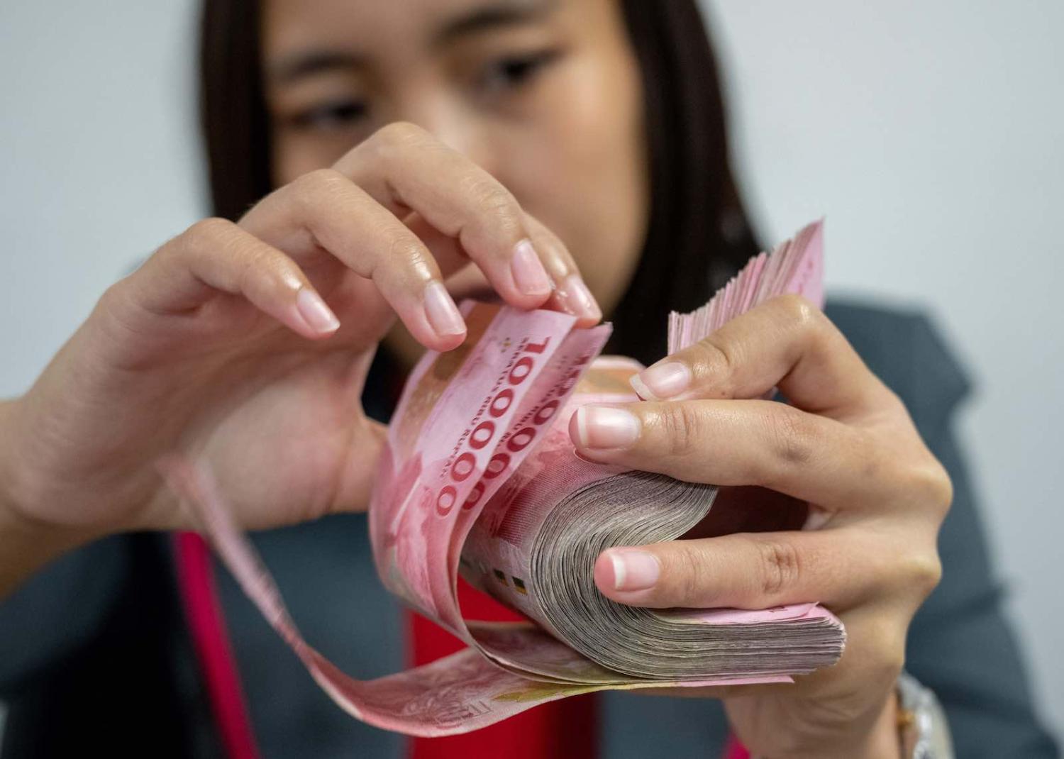 Foreign exchange in Jakarta: the rupiah plummeted in value at the outset of the Covid-19 pandemic (Bay Ismoyo/AFP via Getty Images)
