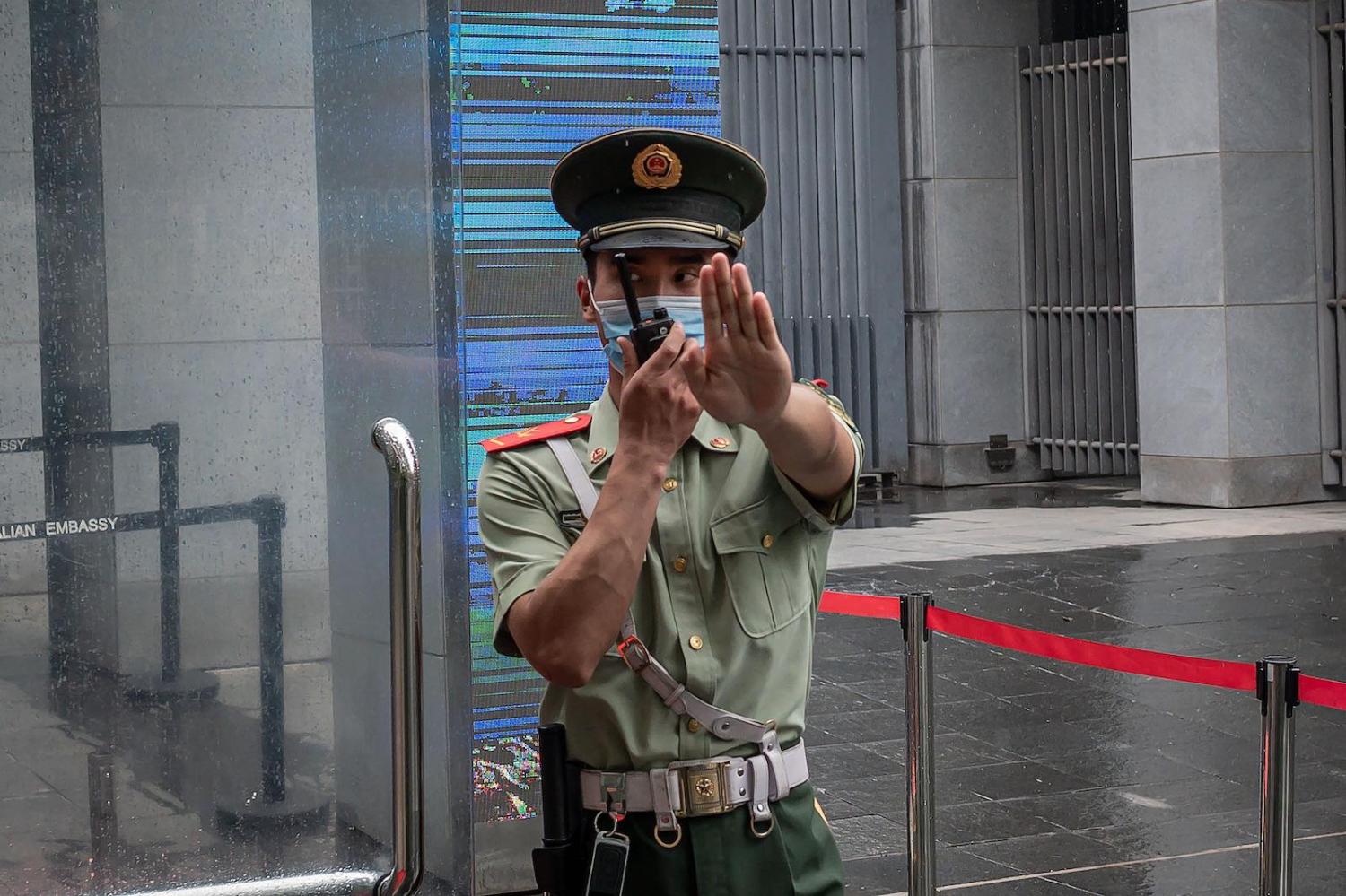 A police officer standing at the entrance gate of the Australian embassy in Beijing in July 2020 (Nicolas Asfouri/AFP via Getty Images)