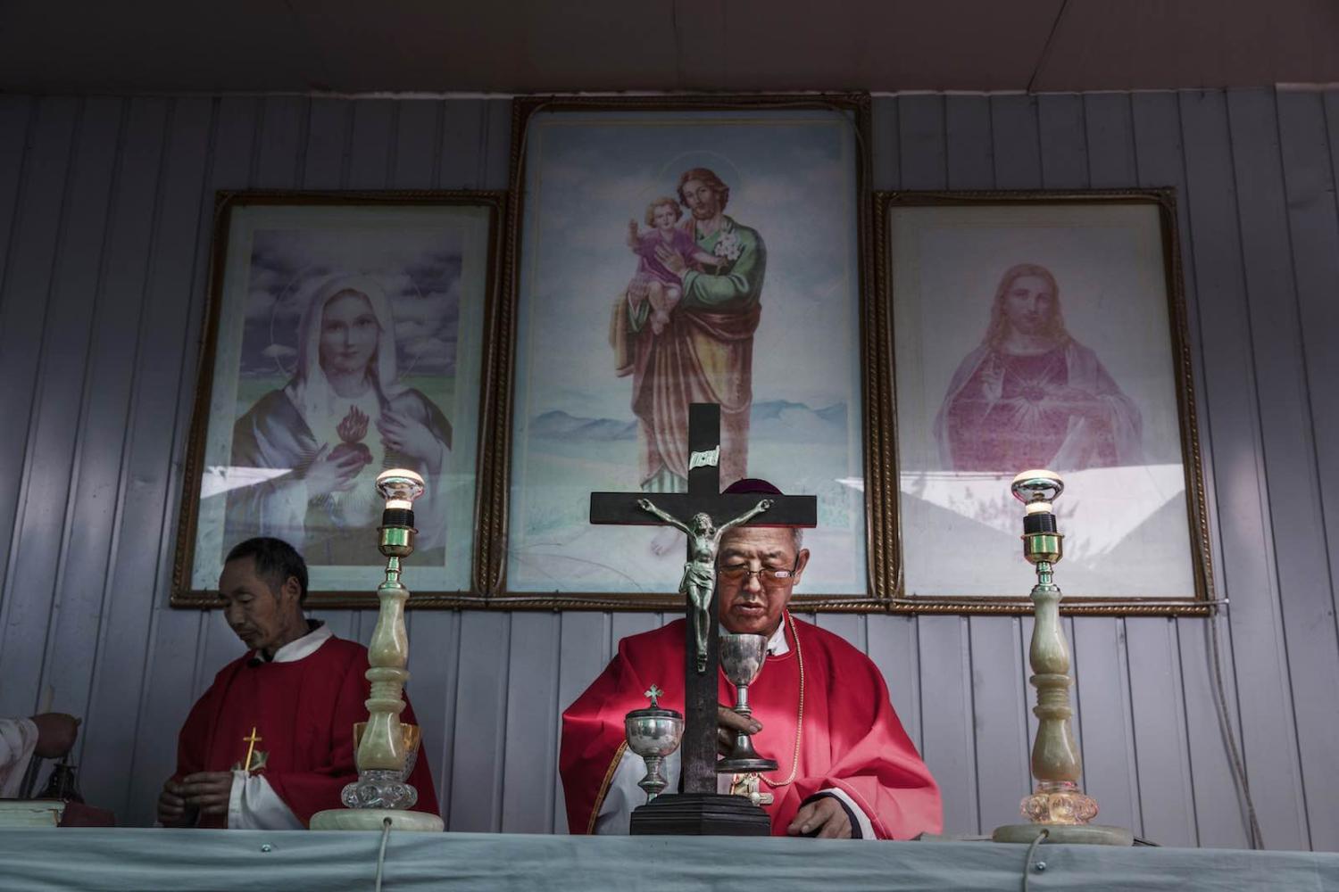A priest leads mass during the Easter Holy Week at an “underground” church near Shijiazhuang, Hebei Province, China, April 2017 (Photo: Kevin Frayer/Getty Images)