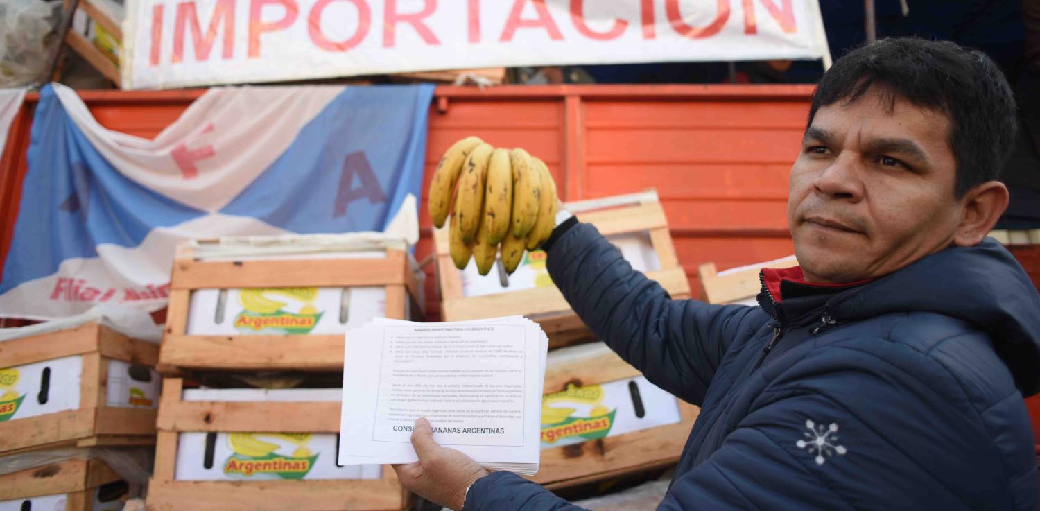 An Argentinian banana producer demonstrates in Buenos Aires against foreign fruit imports (Photo: Mariano Sanchez/Getty)
