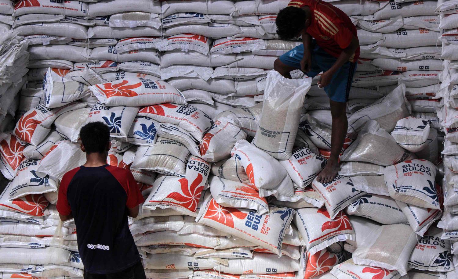 Workers distribute free rice packages from a warehouse in Aceh (Photo: Maskur Has/Getty)