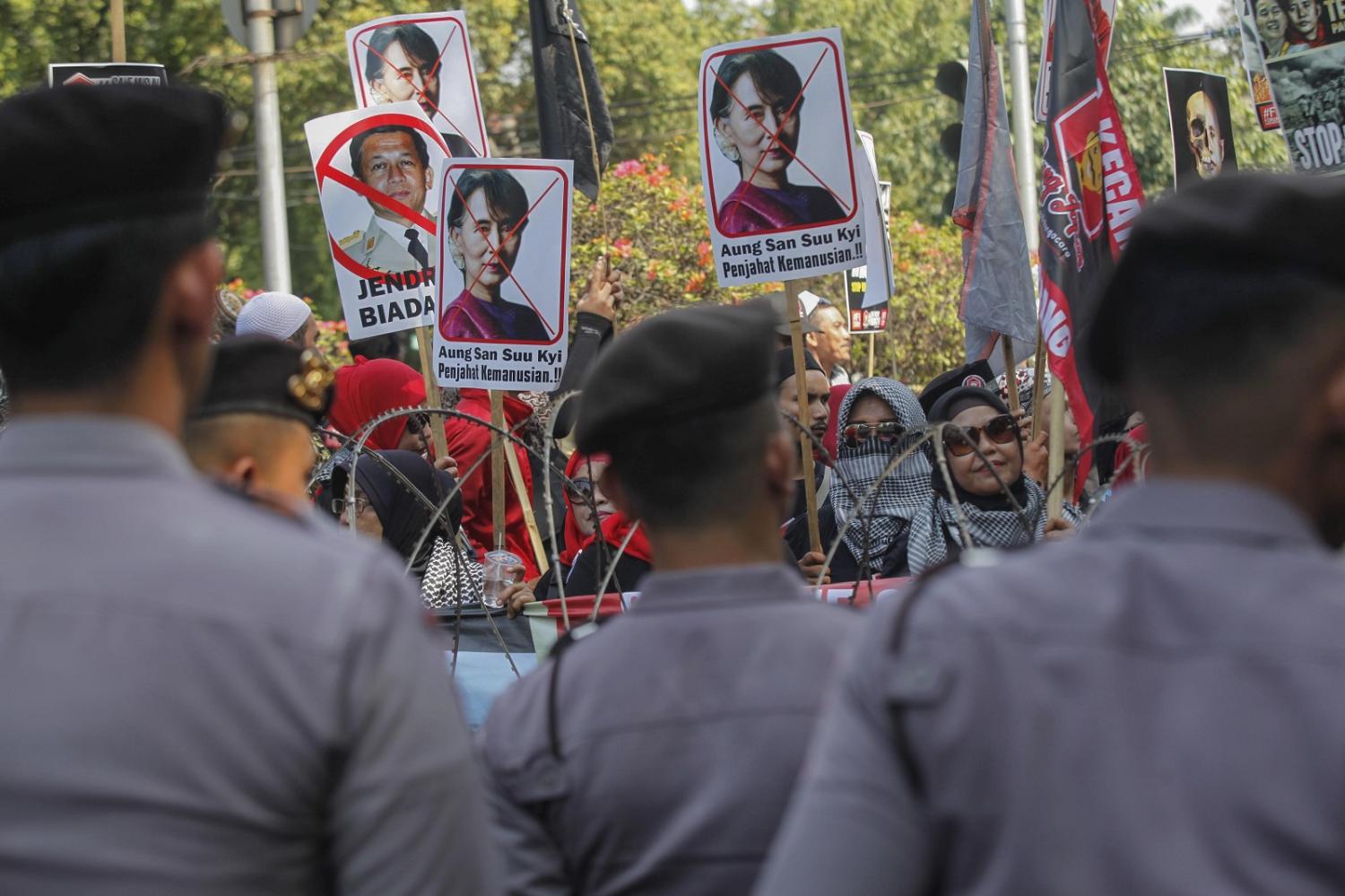 Indonesian Muslim protesters at a protest outside of Myanmar Embassy in Jakarta. (Photo: Agoes Rudianto/Anadolu Agency/Getty Images)
