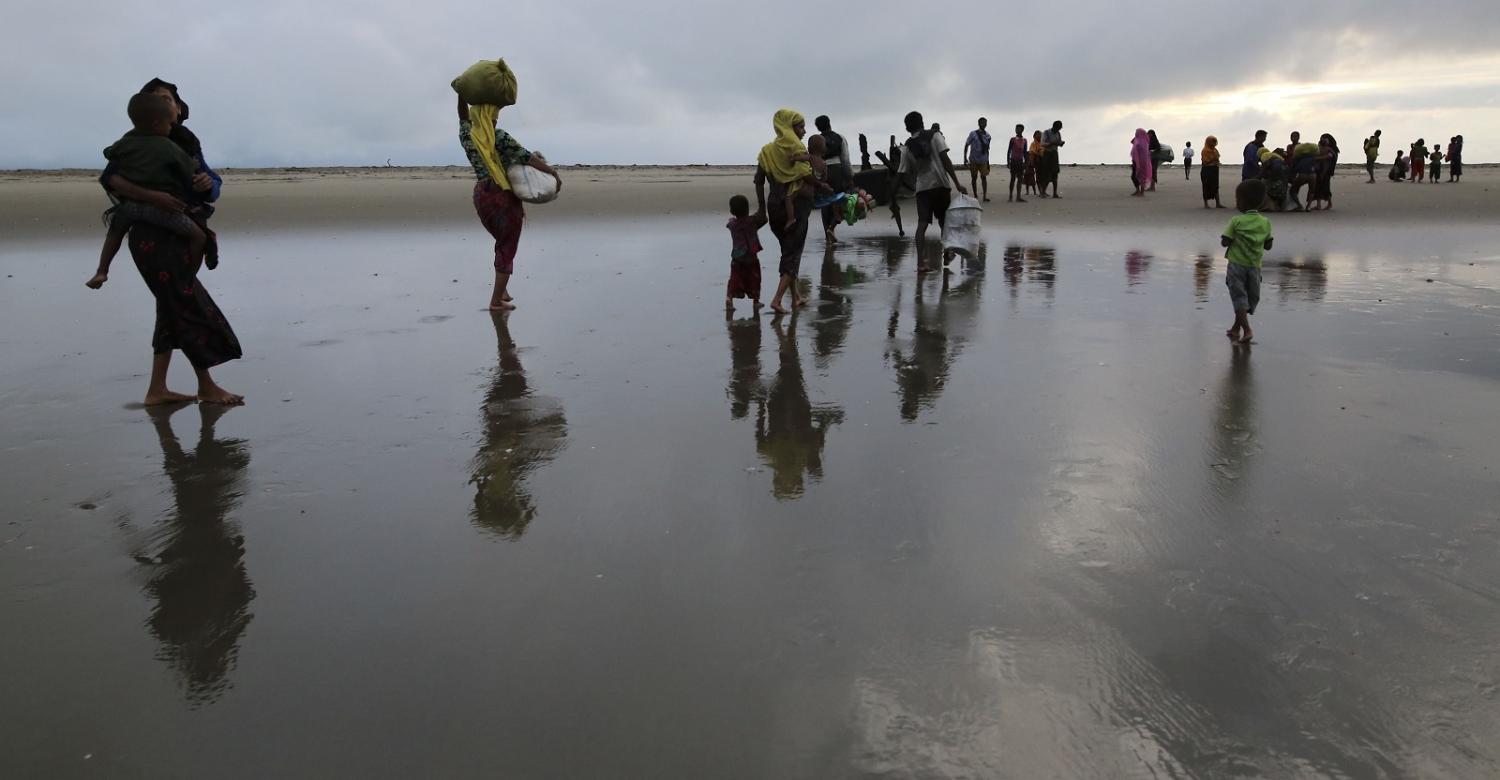 Rohingya Muslims make their way through a beach in Teknaff, Bangladesh. (Photo: Zakir Hossain Chowdhury/Getty Images)