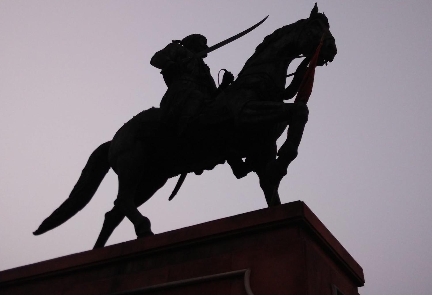 An existing statue of Shivaji Maharaj in Agra, similar in style to the much larger version planned off the coast of Mumbai (Photo: Wikimedia Commons)