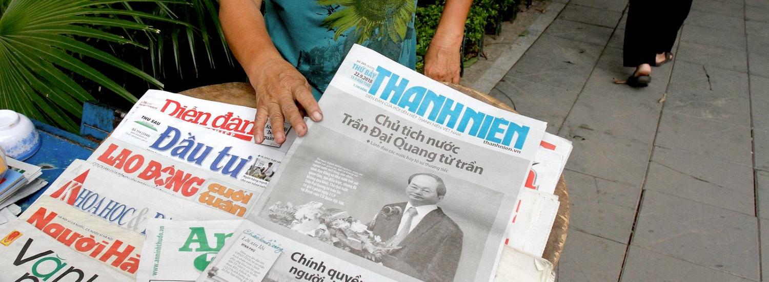 Newspapers reporting on Vietnamese President Tran Dai Quang's death in Hanoi, 22 September, 2018 (Photo: Nhac Nguyen / AFP)