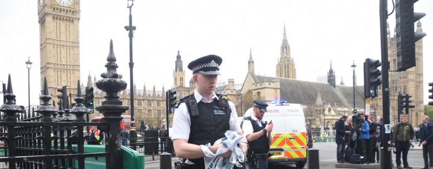 British police take security measurements near the Houses of Parliament on April 27 after a man was arrested under the terrorism act. (Photo: Behlül Çetinkaya/Getty)