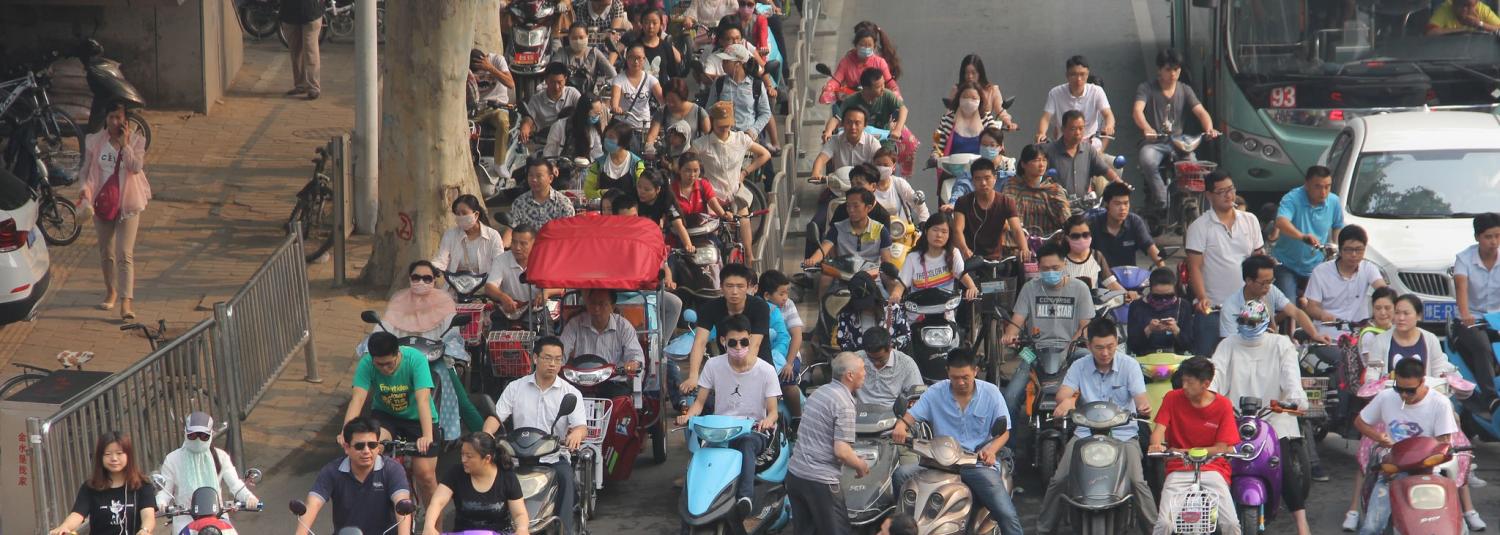 Commuters in Zhengzhou (Photo: Flickr/ V.T. Polywoda)