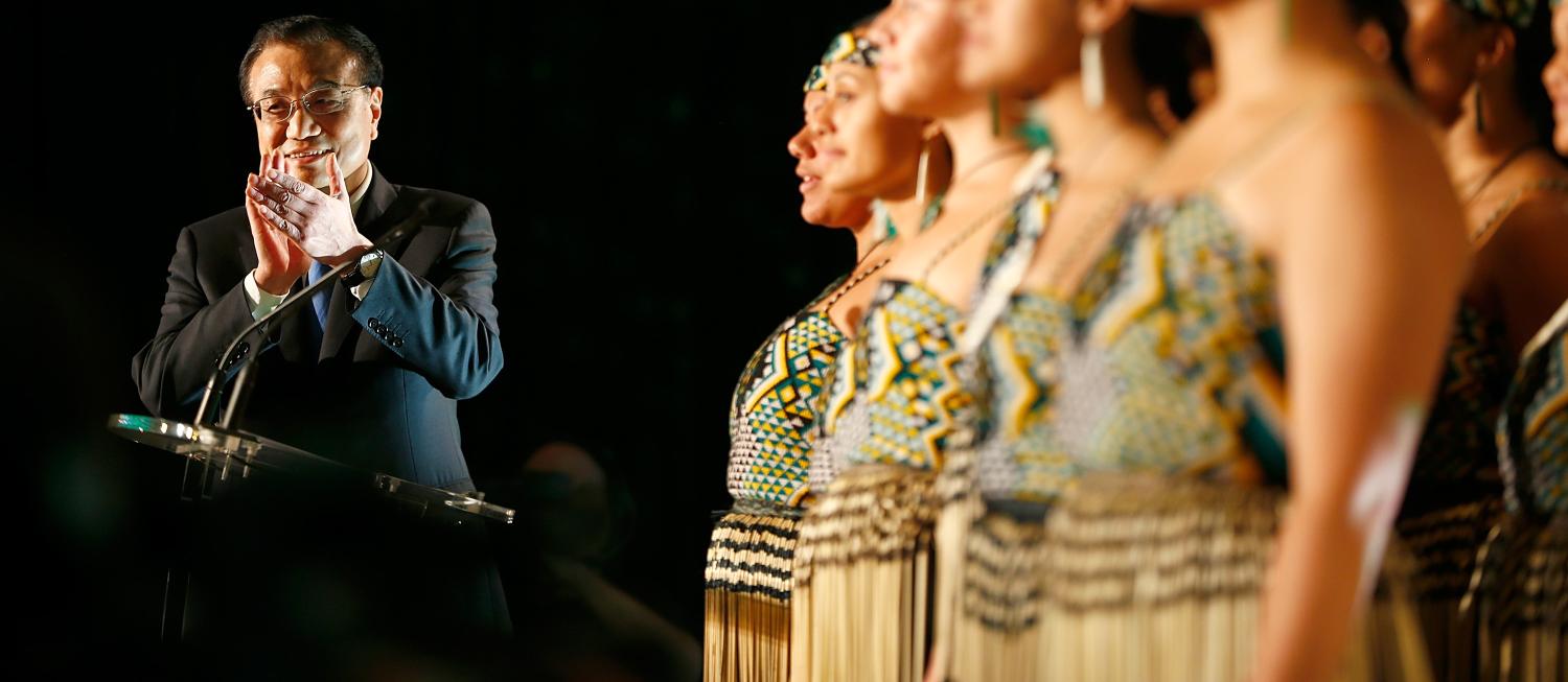 Chinese Premier Li Keqiang watches a maori cultural performance on 28 March 2017 in Auckland, New Zealand. (Getty/Phil Walter) 