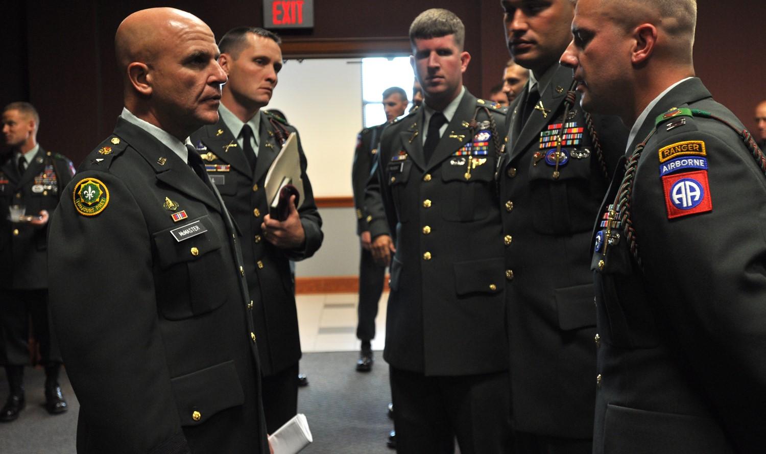McMaster speaking with officers from the 82nd Airborne Division, 2009 (Photo: Wikimedia/United States Army)