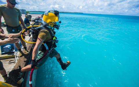 US Navy diver on duty in Diego Garcia, November 2016 (US Pacific Fleet/Flickr)