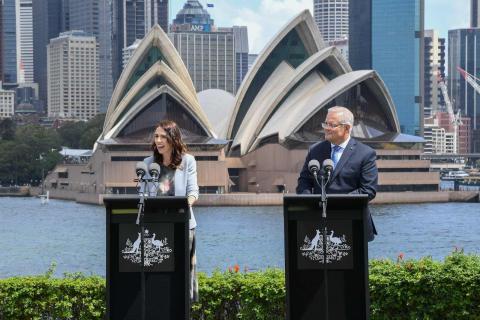 New Zealand Prime Minister Jacinda Ardern (left) and Australian Prime Minster Scott Morrison at a joint press conference in Sydney, 28 February 2020 (James D. Morgan/Getty Images)