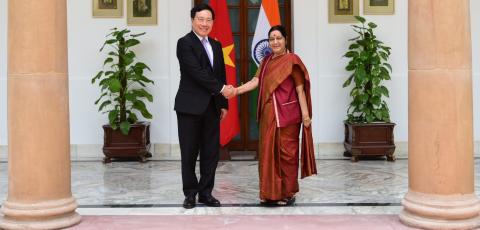 Vietnam's Deputy PM and Foreign Minister Pham Binh Minh with India's Minister of External Affairs Sushma Swaraj in New Delhi on 4 July (Photo: Flick/India MEA)